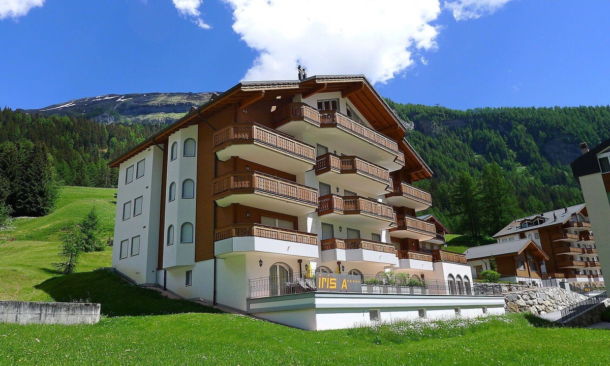 Leukerbad Apartment | Beautiful apartment for 7 people with hot tub, WIFI, TV and balcony