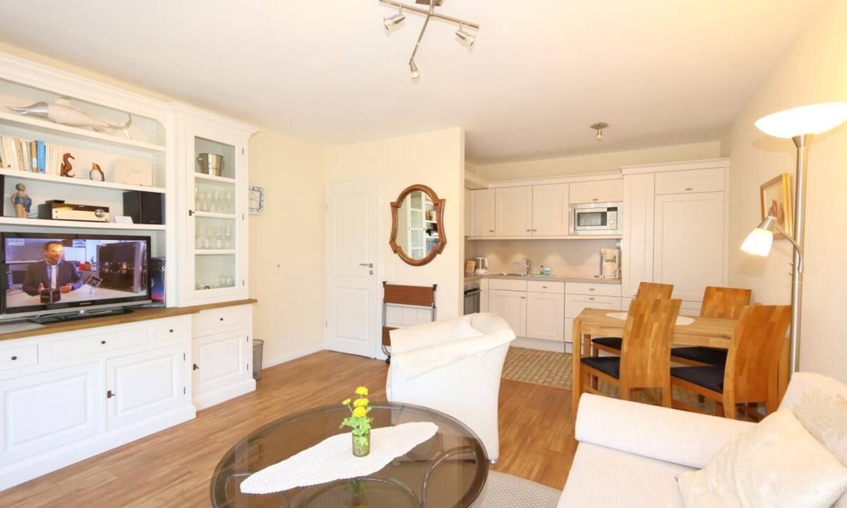 Westerland Apartment | Haus Alice - Segatz 36/2 This comfortable vacation apartment is sheltered behind the dune directly at the beach crossing to the Westerland promenade.