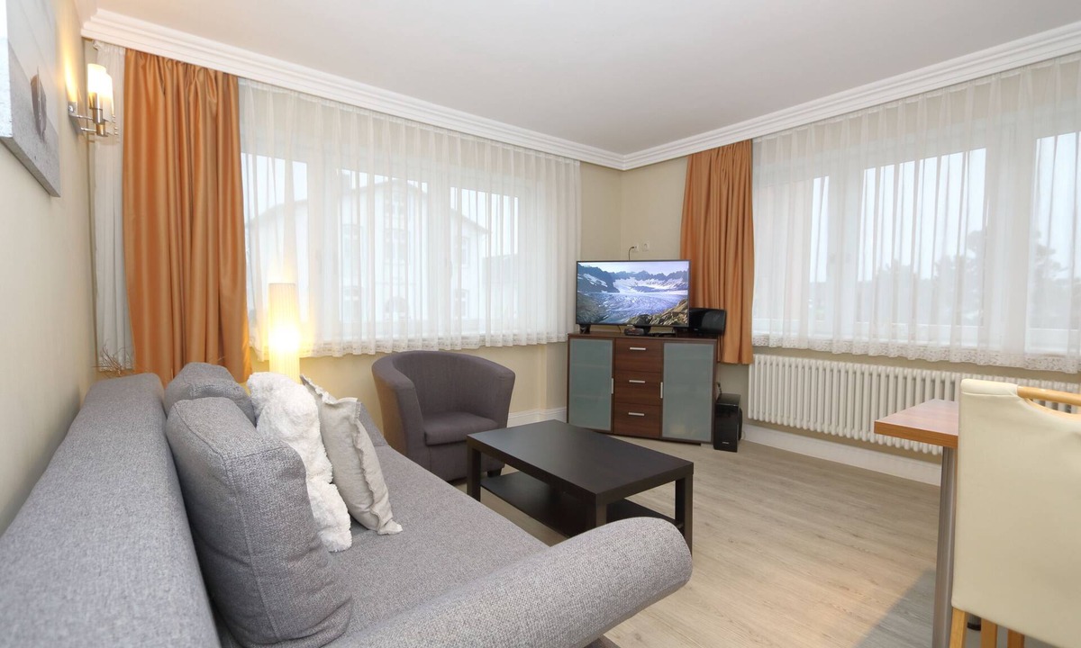 Westerland Apartment | Haus Sarah 3 is located directly on the beach in the heart of Westerland. The beach crossing to Westerland's central beach is about 200 meters away. The house has 8 modern and comfortably furnished vacation apartments for.