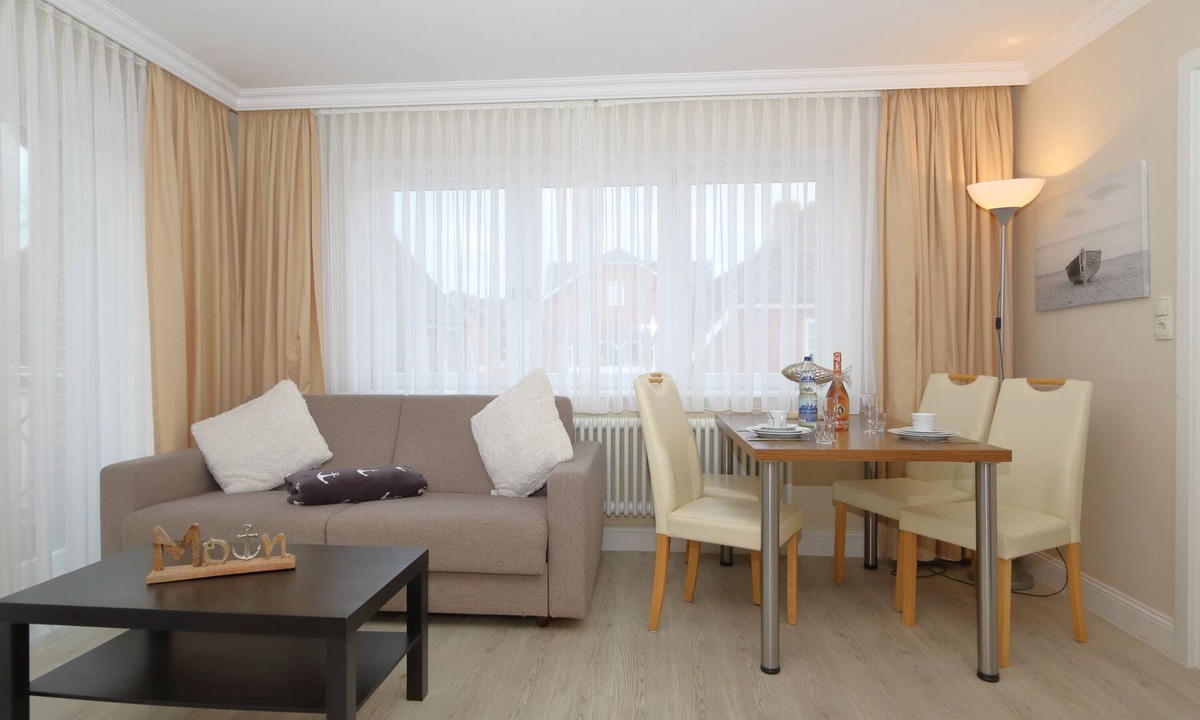 Westerland Apartment | Haus Sarah 5 is located directly on the beach in the heart of Westerland. The beach crossing to Westerland's central beach is about 200 meters away. The house has 8 modern and comfortably furnished vacation apartments for.