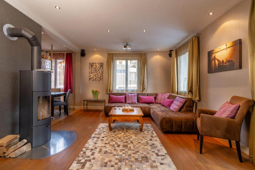 Huenibach Villa | Lake and Mountain View Villa with Whirlpool and Free Parking in Huenibach
