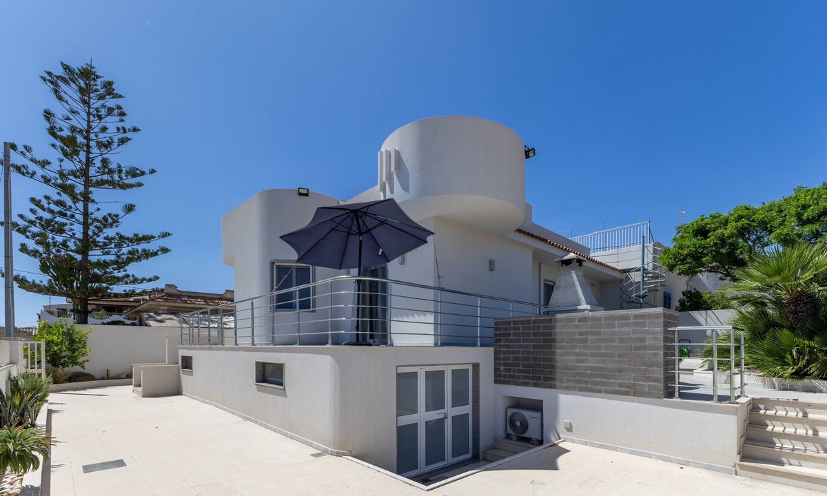 Marina di Modica Villa | Villa 'Primavera' with sea view, private terrace and air conditioning