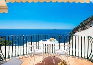 Villa Faustina E: A bright and cheerful apartment overlooking the sea and the main beach of Positano. in Positano
