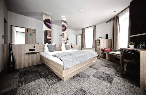 Sonnenberg Hotel | Alexxanders Restaurant & Bordinghouse
