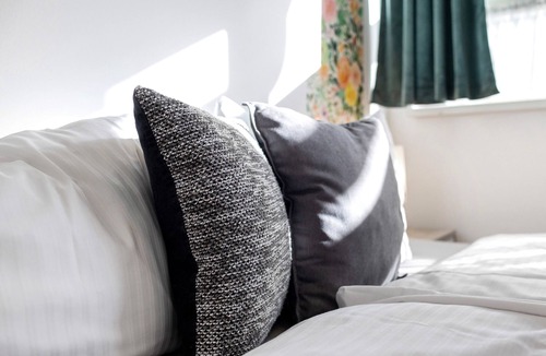 Bullenwinkel House | Apartment in the Hotel 'Albrechtshof Zimmer Parkblick 3' with Shared Terrace and Wi-Fi