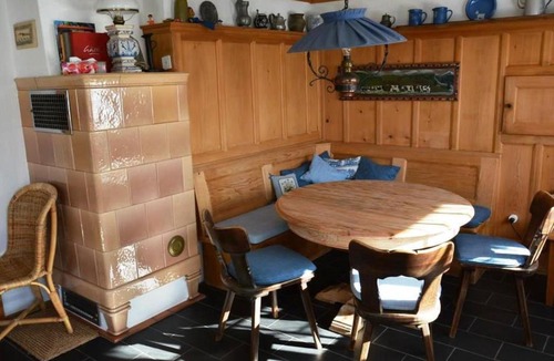 Saanenmoeser Apartment | Apartment La Ruche- Chalet Appartement-Fewo- Dusche oder Bad- WC 9-Bettwohnung by Interhome