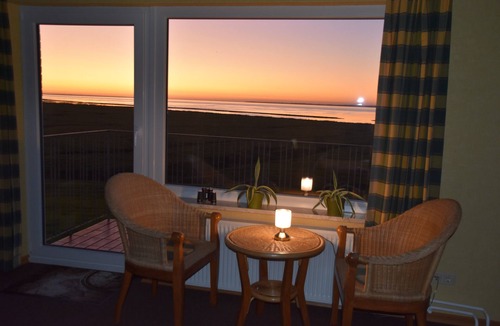 Hallig Langeneß Apartment | Apartment 'Nordseeblick' with Sea View, Private Terrace and Wi-Fi
