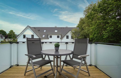 Lobbe Apartment | Beachfront apartment with balcony, use of swimming pool and sauna - Rex Rugia H-1010 -