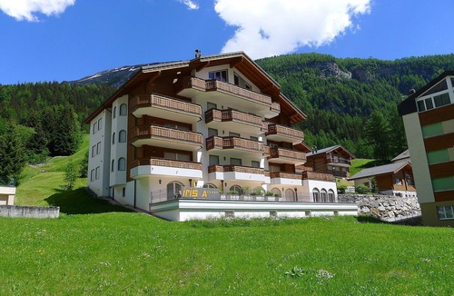 Leukerbad Apartment | Beautiful apartment for 7 people with hot tub, WIFI, TV and balcony
