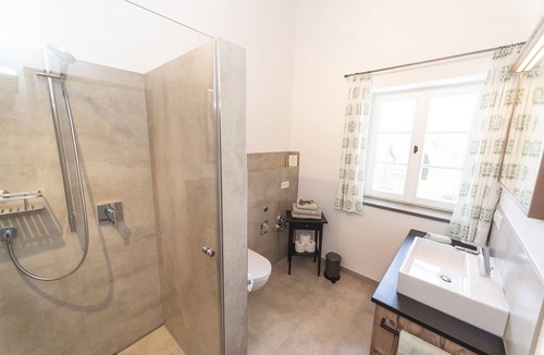 Truchlaching Apartment | "Beim Plößl" Rosengarten