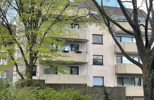 Wuppertal Apartment | Central apartment with XXL TV/Wlan, fully equipped kitchen & fireplace