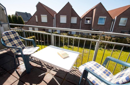 Carolinensiel Apartment | High-quality and bright: The upstairs apartment offers the fine and sat