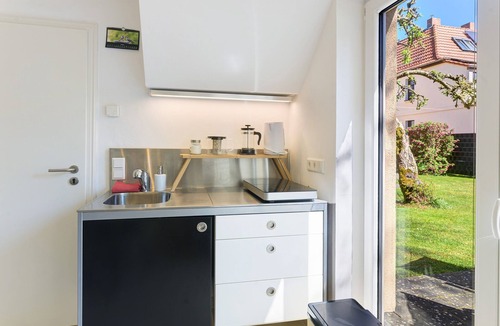 Ehringsdorf House | Holiday Home 'Belvedere-Remise' with Private Terrace, Shared Garden and Wi-Fi
