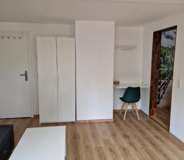 Stadtilm Apartment | KG Exklusives Zimmer, WLAN, geteiltes Bad und Küche