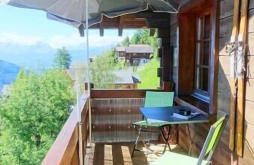 St. Luc Apartment | Outside : two-storey attic flat on the 3rd floor of the apartment house, for 6 persons, balcony with
