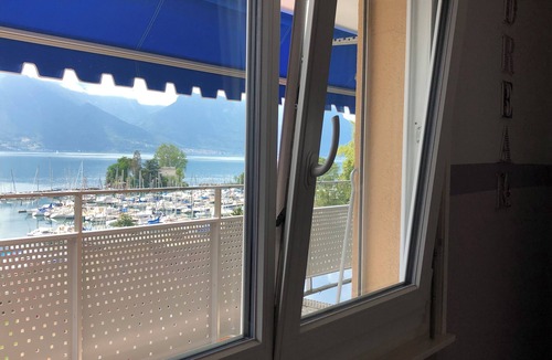 Montreux Apartment | ! Panoramic Lake views & close to all lakeside walk/bus next door !