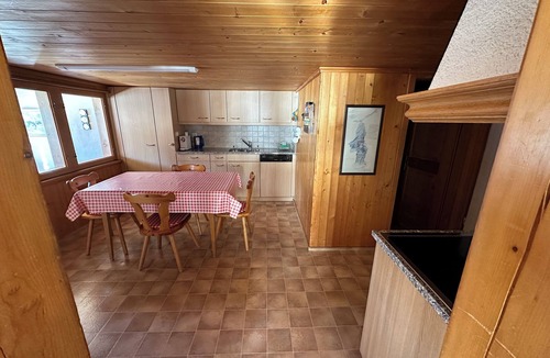Saanenmöser Apartment | Ruhige Wohnung mit Atemberaubender Aussicht. Familien & Paare Willkommen