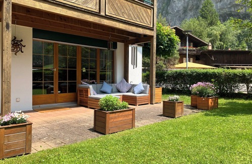 Lauterbrunnen Apartment | SKI/SUN Stylish modern chalet near Staubbach Falls. Jungfrau skiing/hiking area.