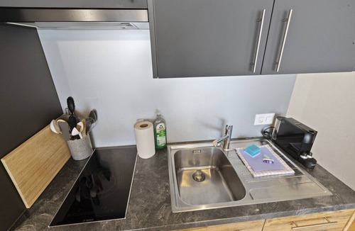 Noes Apartment | Studio rénové et élégant en plein centre