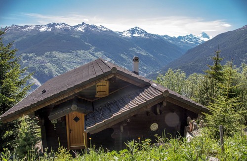 Heremence Ski Chalet | This stunning, bright and comfortable chalet can accommodate up to 8 people. Located on the Chemin d