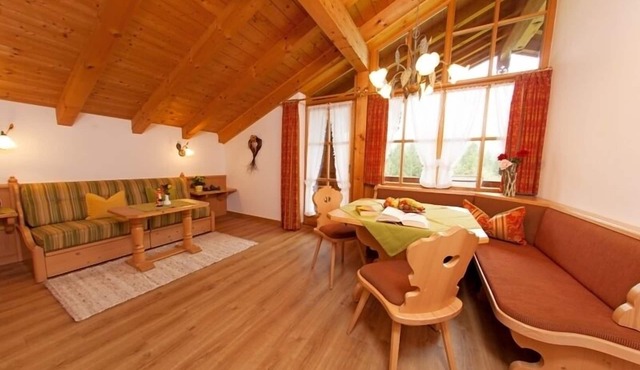 (3) Zwei-Raum-Ferienwohnung 53qm, 2-5 Personen, Dusche/WC, Wohn-Schlafraum + Extra Schlafzimmer, Küche, großer Balkon in Reit im Winkl