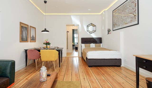 4 person old building apartment near Kurfürstendamm in Berlin