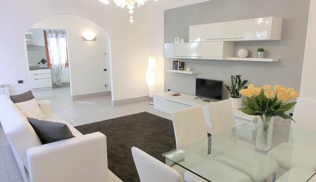 adjacent to the Biennale, a short distance from St. Marco, characteristic area in Venezia