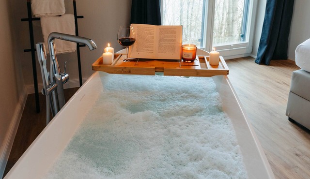 Apartment between forest and lake with free-standing bathtub and balcony (5 star DTV) in Ratzeburg