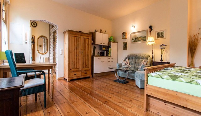 Apartment 'Romantika 3' with Shared Pool, Shared Garden and Wi-Fi in Potsdam