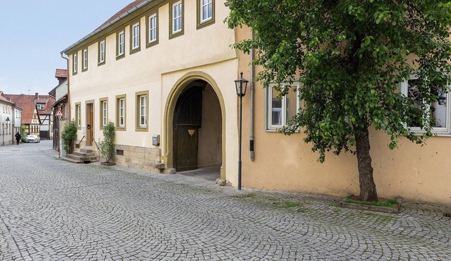 Apartment 'Stadthaus' with Private Terrace, Balcony and Wi-Fi in Mellrichstadt