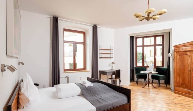 Artist room 1.3 - Deluxe king-size bed in Gera