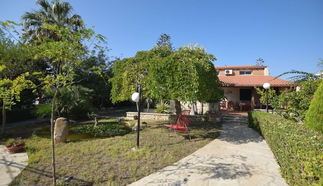 Beautiful private villa for 7 guests with WIFI, hot tub, A/C, TV and patio in Marina Di Modica