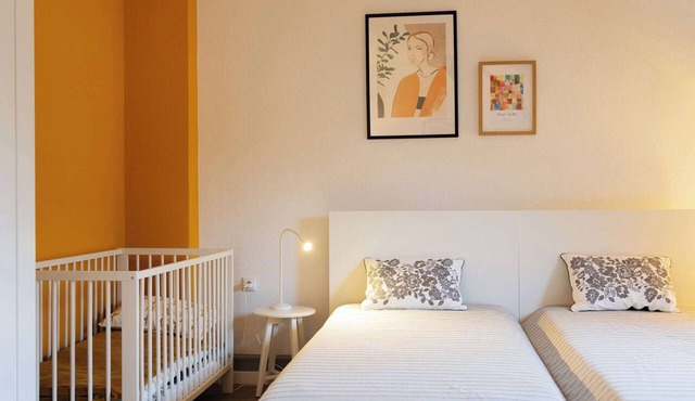 Big flat with fresh renovation,free parking,SonyPS in Duisburg