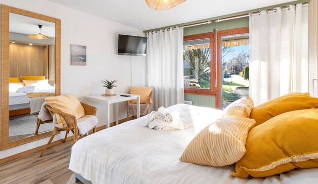 Bright studio apartment with a terrace, 5 minutes from the lake in Portalban