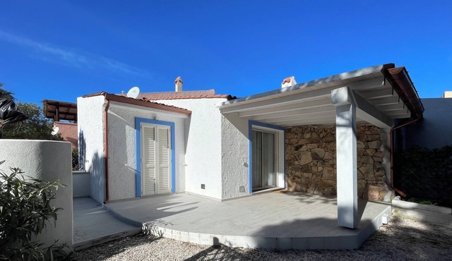 Completely renovated house with garden surrounded by pine forest, facing the sea in Matta E Peru