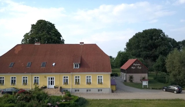 Appartment in manour house with park. Lake nearby. Enjoy Naturepark. in Boitzenburger Land OT Lichtenhain