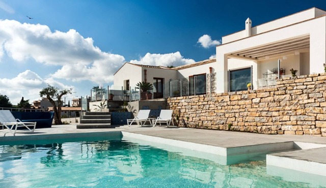 Exclusive villa with pool immersed in the Trapani countryside, at just 15 km from the seaside in Marsala