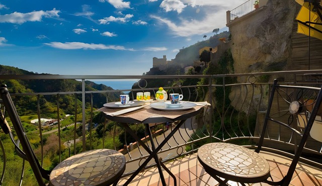 'Executive Suite' room with private balcony, sea view, Wi-Fi and air conditioning in Savoca