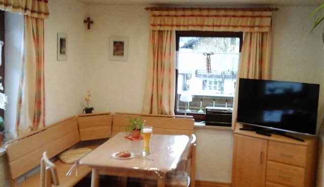Ferienwohnung 1 im Obergeschoss, 65 qm, für 2 bis 4 Personen, 2 sep. Schlafzimmer und Balkon in Grabenstätt