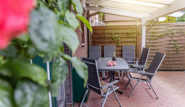 Former train station, now vacation home: large vacation apartment with a playful character in Wangerland