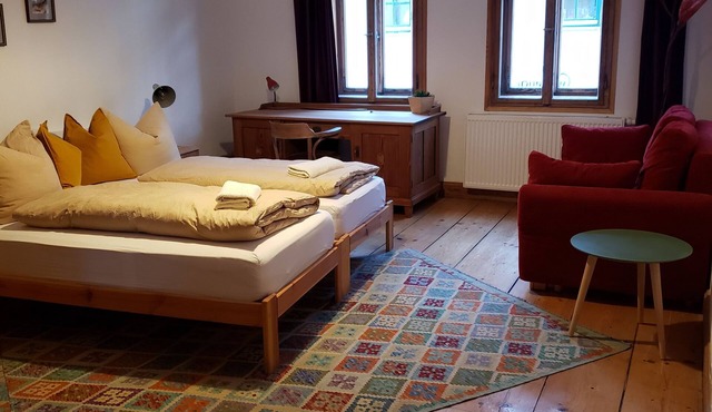 Guest room South of France, clay plastered bathroom, bathtub, garden, sauna, kitchen in Greiz