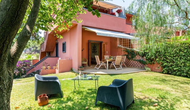 GuestHost - Naxos Seaside Apt with Gardens, Parking and Pool in Giardini Naxos