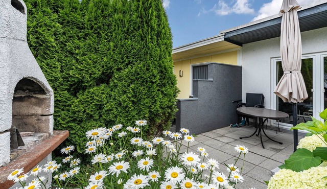 Holiday Home 'Bungalow 73' with Private Terrace and Private Garden in Zadelsdorf