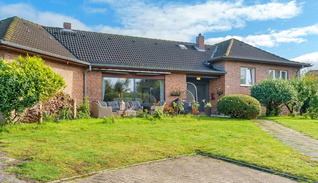 Holiday Home 'Küstenglück' with Private Terrace, Shared Garden and Wi-Fi in Wilhelmshaven