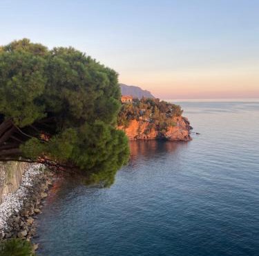 La Casa di Samantha a Villa Regina a picco sul mare con piscina in Pieve Ligure