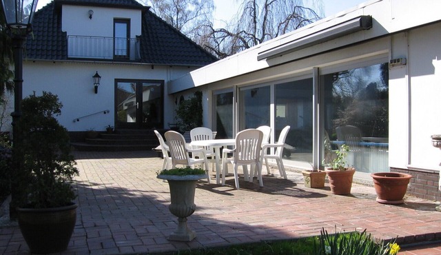 Large well-kept house, heated swimming pool, park-like garden. WIRELESS INTERNET ACCESS ! in Jever