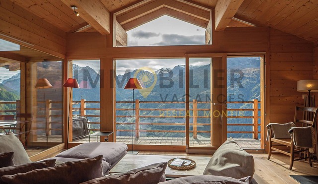 Magnifique chalet idéalement situé juste au-dessus du centre du village. Il possède une vue panorami in St-Luc