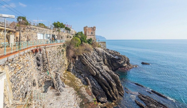 Nice apartment for 8 guests with A/C, WIFI, balcony, pets allowed and panoramic view in Genoa