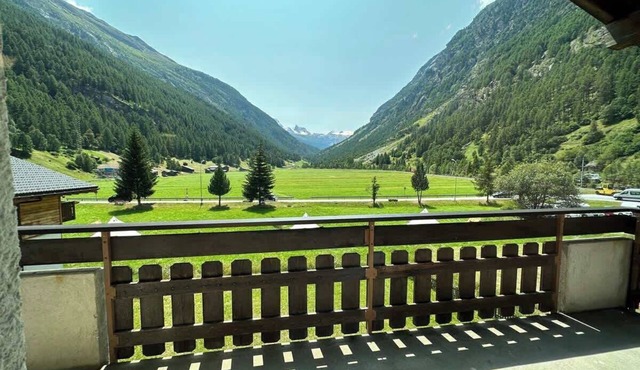 Panoramic Apartment 500m to Zermatt Train in Täsch