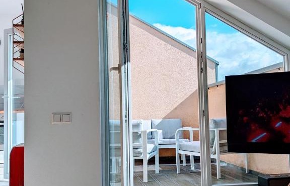 Rooftop Art Apartment, E-Roller,Ausblick,WLAN,TV, Netflix in Chemnitz